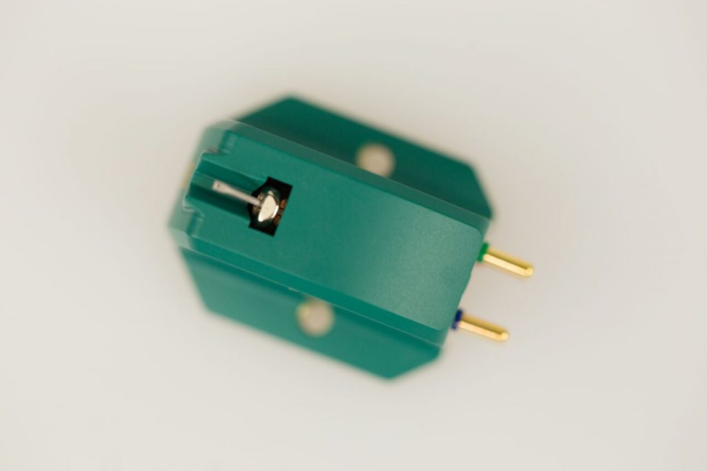 Das TAD Excalibur Green ist der – wenn man so möchte – kleinste Abtaster aus der feinen Excalibur-Familie. Der sehr ausgewogen klingende Tonabnehmer zählt zu den High Output-MCs, hat also eine vergleichsweise hohe Ausgangsspannung, die für den Anschluss an MM-Eingänge optimiert sind. Das Excalibur Green eröffnet damit auch günstigeren Anlagen das Tor zum großen Klang. Ausgestattet mit einem synthetischen Diamanten mit elliptischem Schliff ist es eines der attraktivsten Angeboten seiner Klasse.