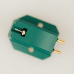 Das TAD Excalibur Green ist der – wenn man so möchte – kleinste Abtaster aus der feinen Excalibur-Familie. Der sehr ausgewogen klingende Tonabnehmer zählt zu den High Output-MCs, hat also eine vergleichsweise hohe Ausgangsspannung, die für den Anschluss an MM-Eingänge optimiert sind. Das Excalibur Green eröffnet damit auch günstigeren Anlagen das Tor zum großen Klang. Ausgestattet mit einem synthetischen Diamanten mit elliptischem Schliff ist es eines der attraktivsten Angeboten seiner Klasse.