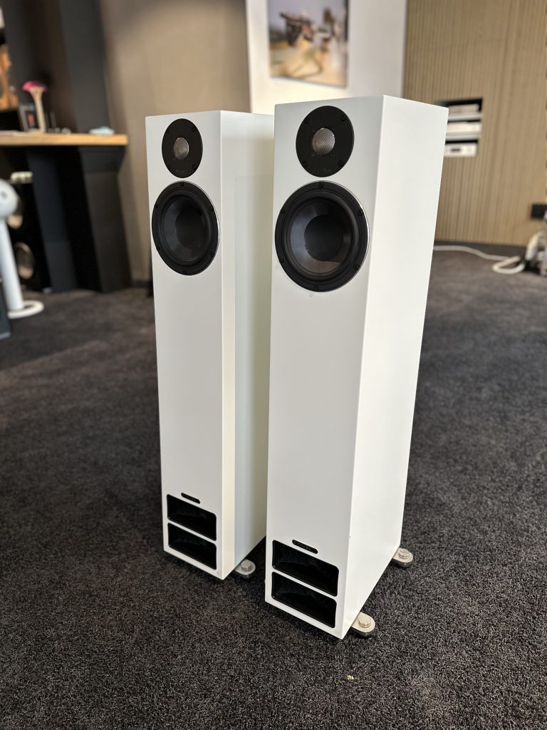 Schräge Frontansicht der Lautsprecher