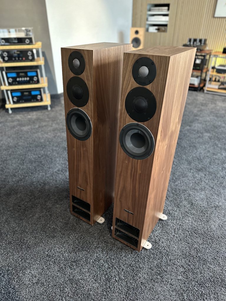 Schräge Frontansicht der Lautsprecher