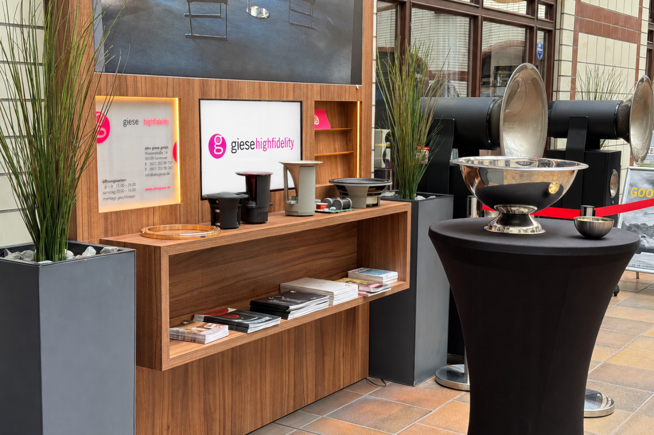Avantgarde Duo GT Lautsprecher im Lichthof der Langschen Höfe. Bauteile der Avantgarde Lautsprecher ausgestellt auf einem Regal. giese highfidelity Logo im hintergrund.