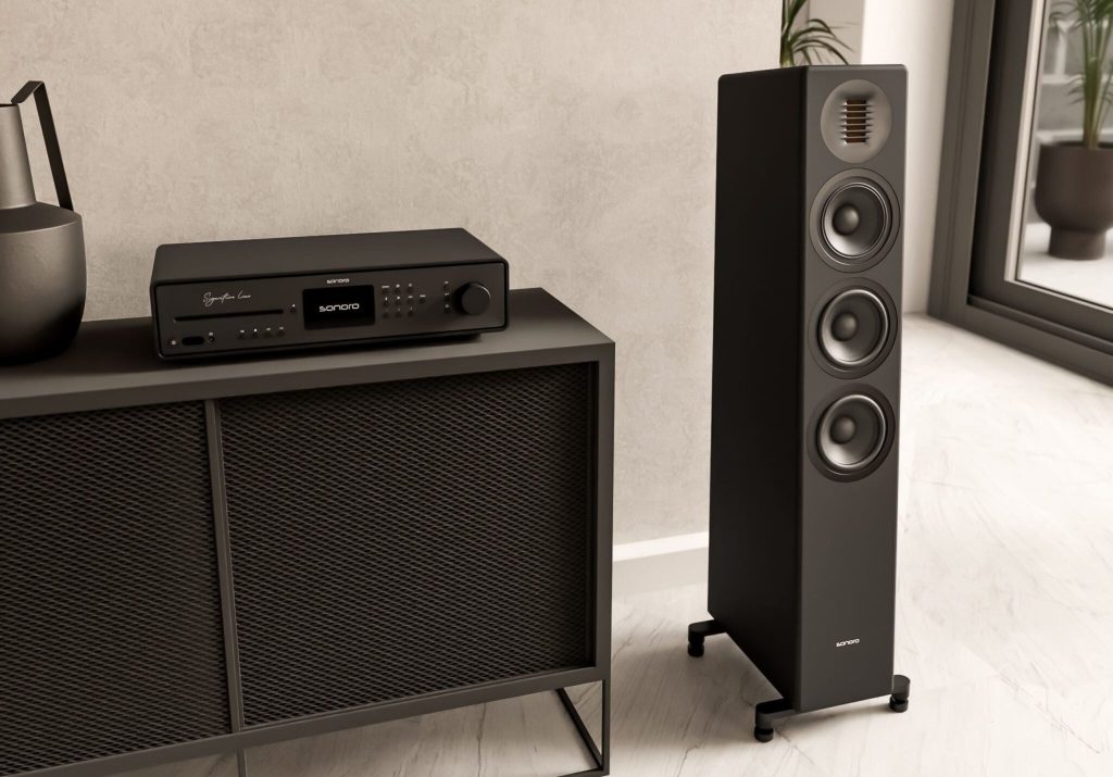 sonoro Maestro Quantum Signature Line auf einem Schwarzen modernem Sideboard neben einer sonoro Grand Orchestra in matt schwarz