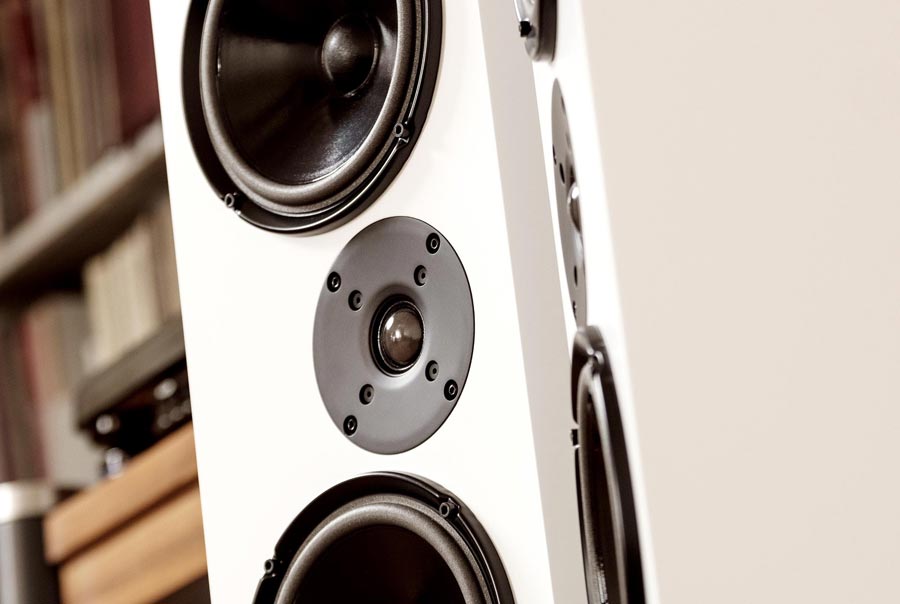Detailaufnahme der Töner der Living Voice R25A in Weiß