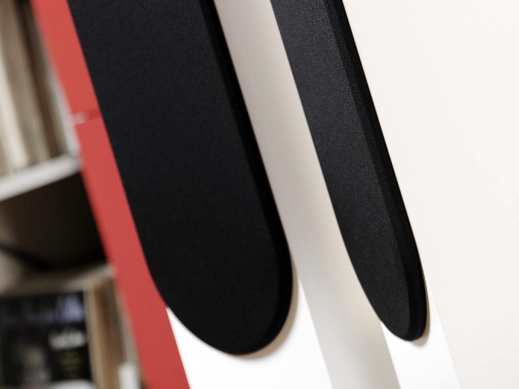 Detailaufnahme der Bespannung der Living Voice R25A in Weiß
