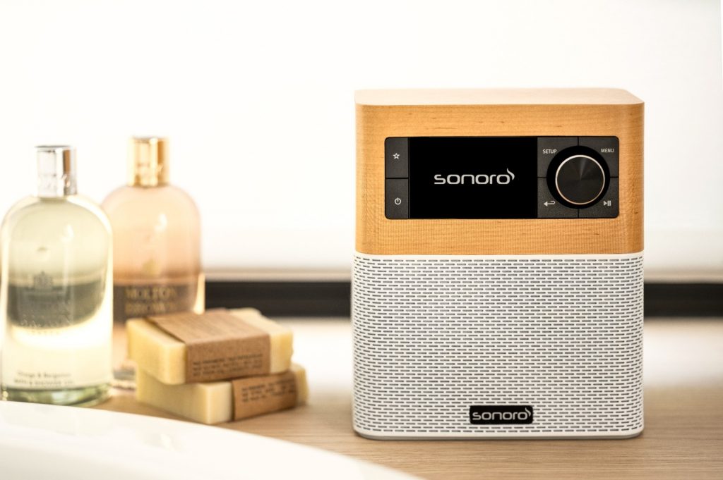 Sonoro Stream Ahorn Weiß Nahaufnahme in einem Badezimmer