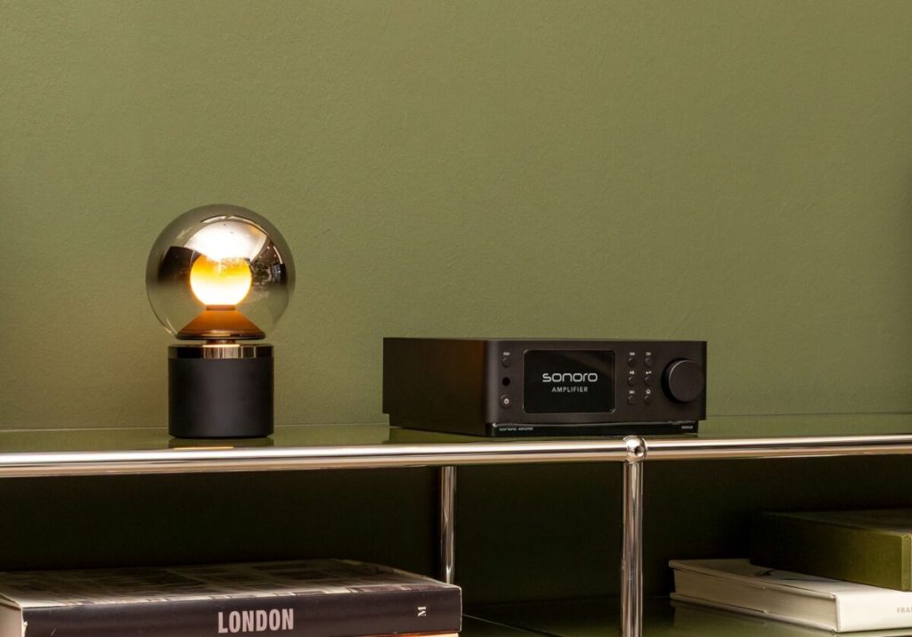 Sonoro Amplifier in schwarz auf einem USM Haller Sideboard in grün