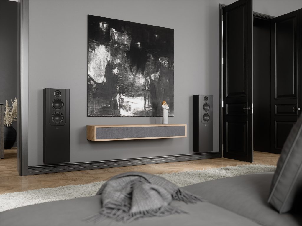 Lyngdorf FR 2 in schwarz an der Wand in modernem Wohnzimmer