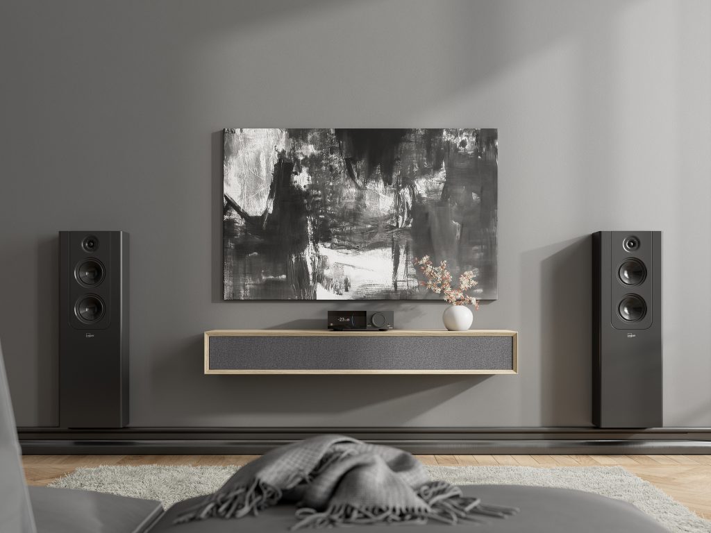 Lyngdorf FR 2 in schwarz an der Wand in modernem Wohnzimmer