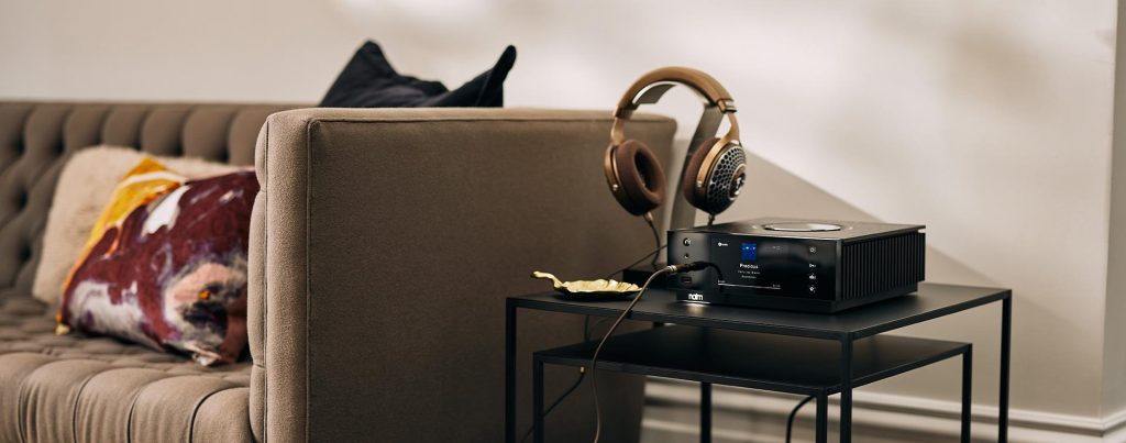 Naim Uniti Atom Headphone Edition mit Focal Kopfhörer in einem Wohnzimmer