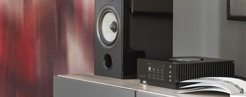 Naim Uniti Atom neben einem Focal Kompaktlautsprecher