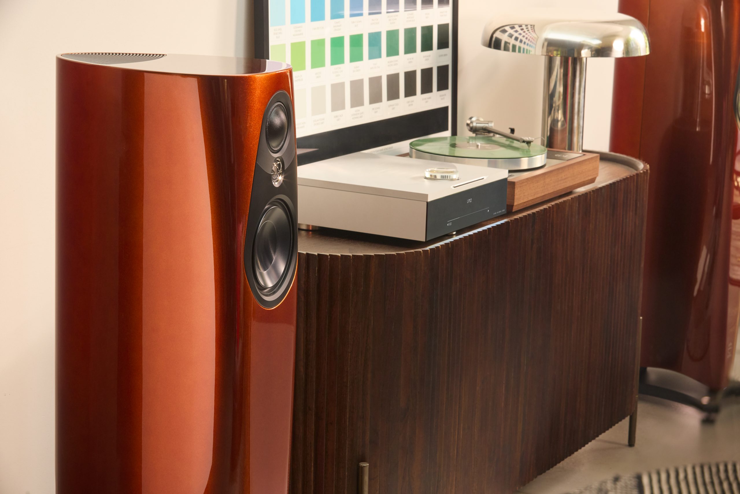 Nahaufnahme einer Linn 343 in Single Malt, dazwischen ein silberner Klimax DSM neben einem Sondek LP12